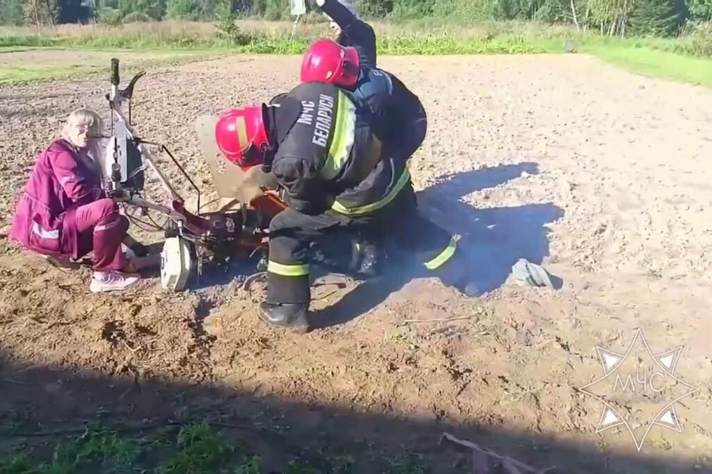В Лиозненском районе спасатели вызволили мужчину из-под мотоблока