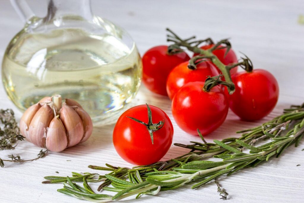 Помидоры и чеснок на зиму – два простых рецепта вкусных домашних заготовок