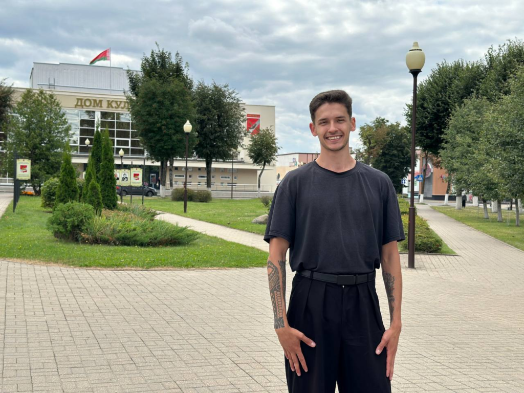 В Вилейке появился свой танцор из TikTok, которого подростки останавливают ради фото