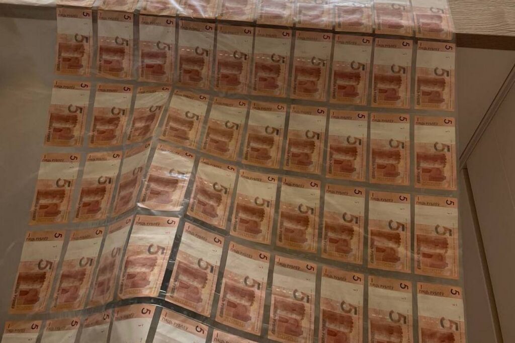 Белоруска отказалась от банального конверта – на свадьбу друзей она собрала ковёр из денег