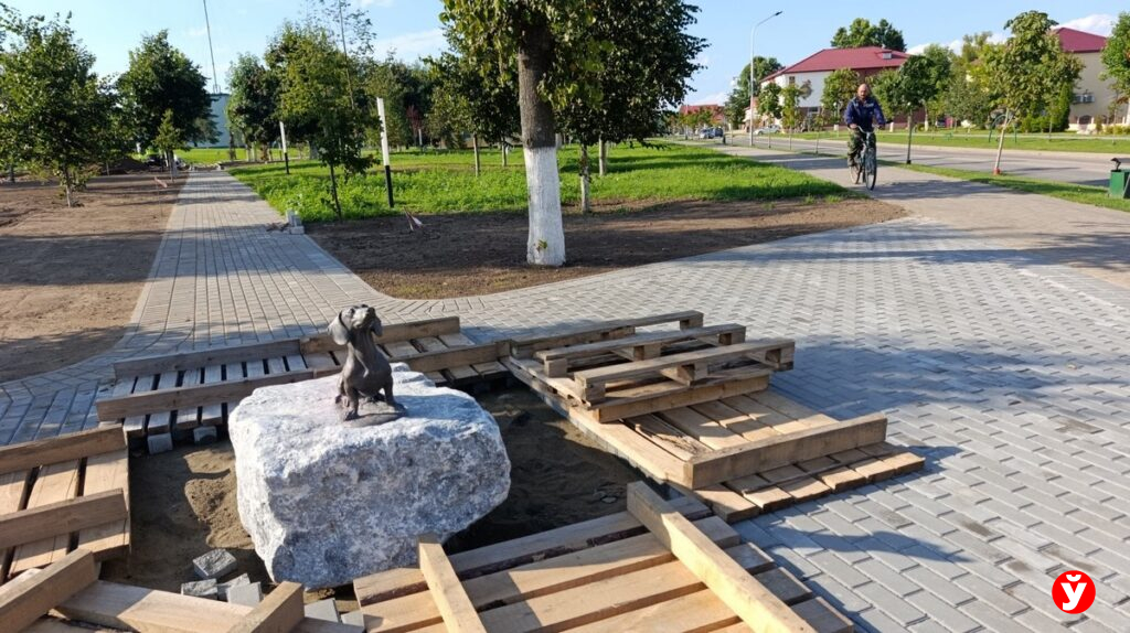 В Плещеницах появился памятник таксе