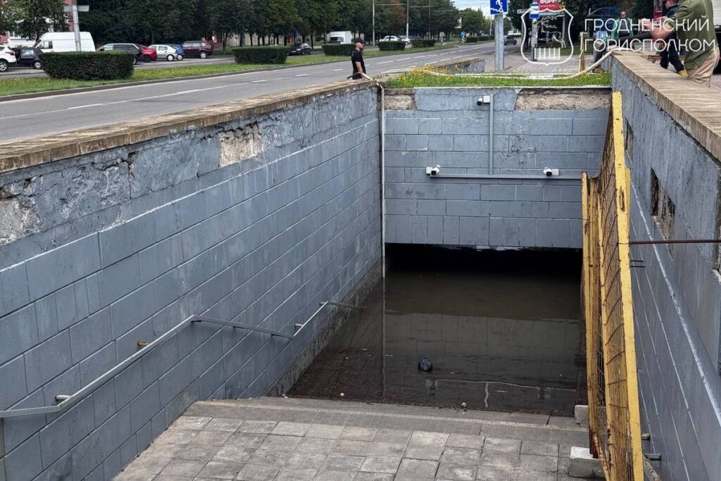 Подземный переход в Гродно полностью ушел под воду после мощного ливня