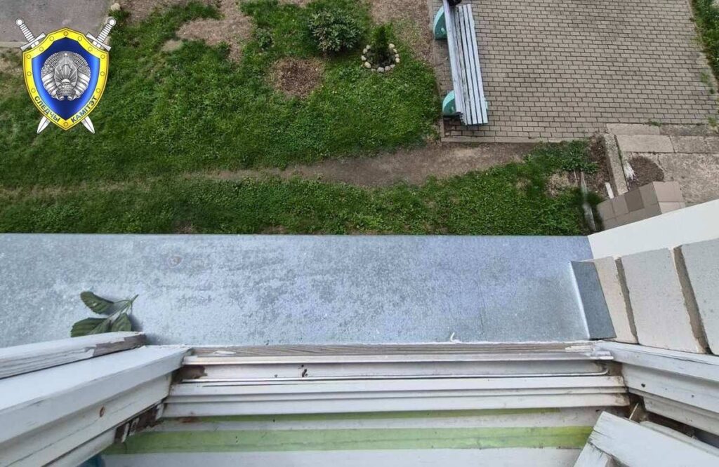 В Барановичах двухлетний мальчик выпал из окна второго этажа 