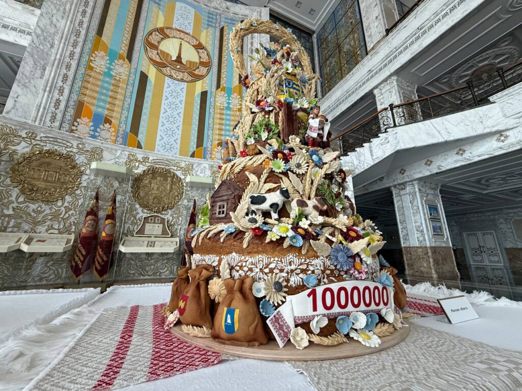Мастера из Молодечно создали каравай-миллионник Минской области