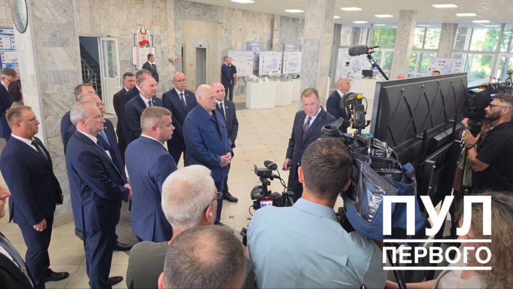 Лукашенко посетил завод в Вилейке, где когда-то выпускали каждый третий фотоаппарат СССР