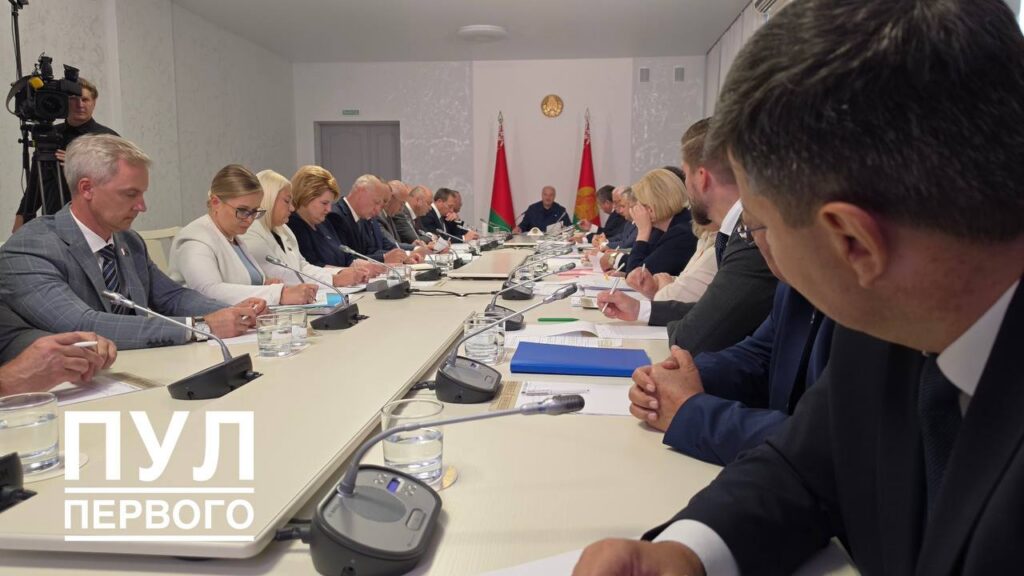 Президент требует подключения всех торговых сетей к обслуживанию села