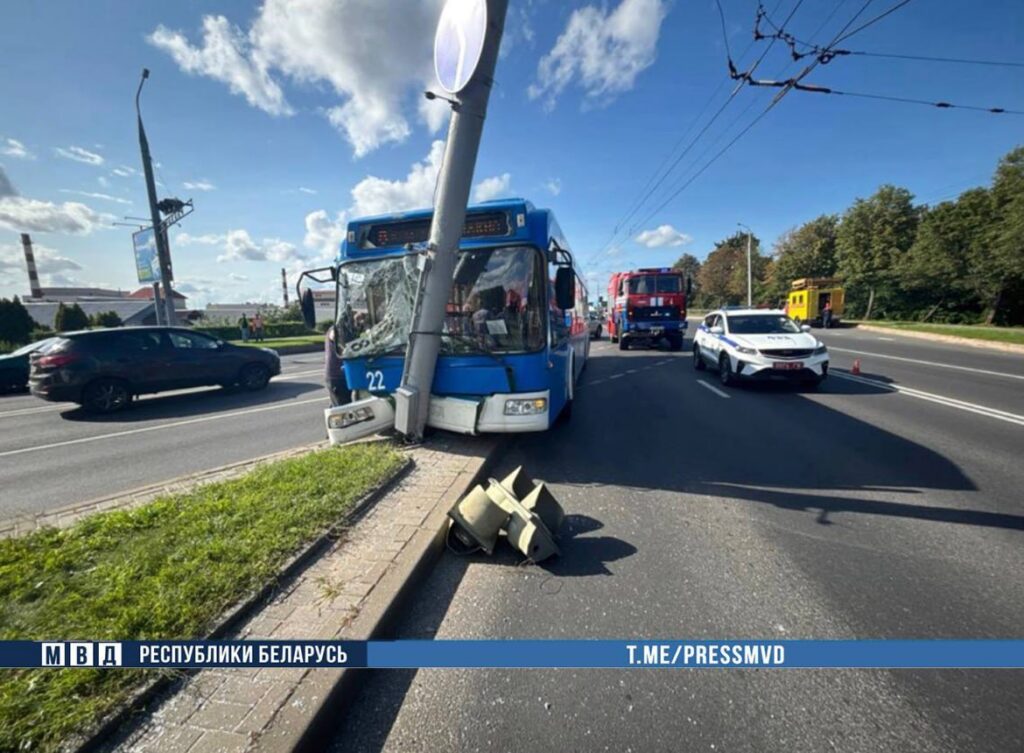 В Гродно водитель троллейбуса потерял сознание и врезался в опору – медики осматривают пассажиров