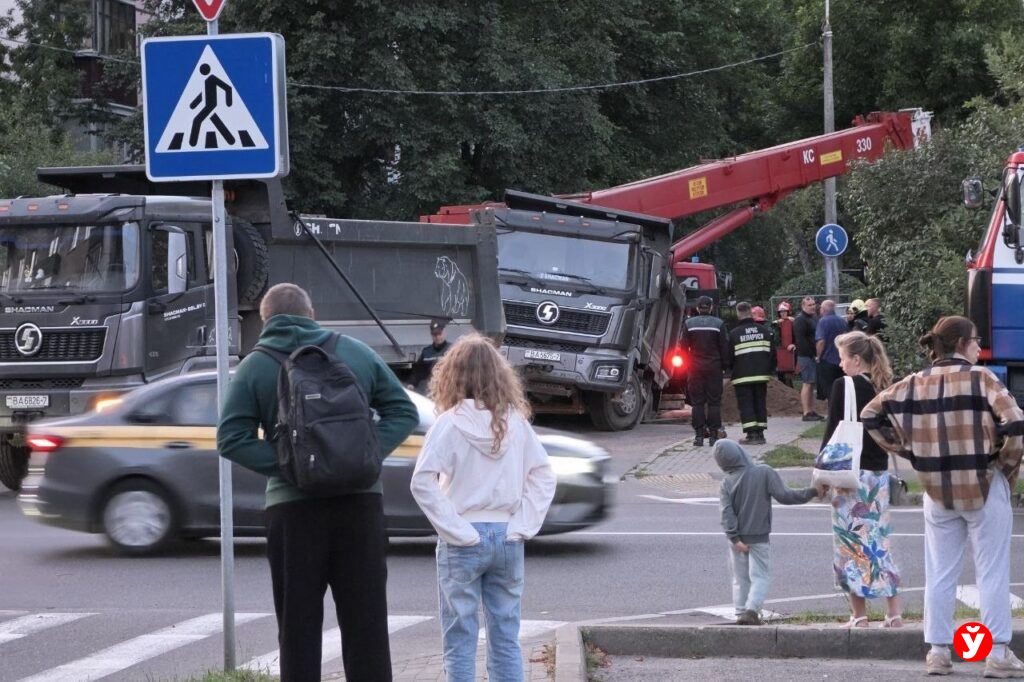 Грузовик ушел под асфальт на улице Гая в Минске