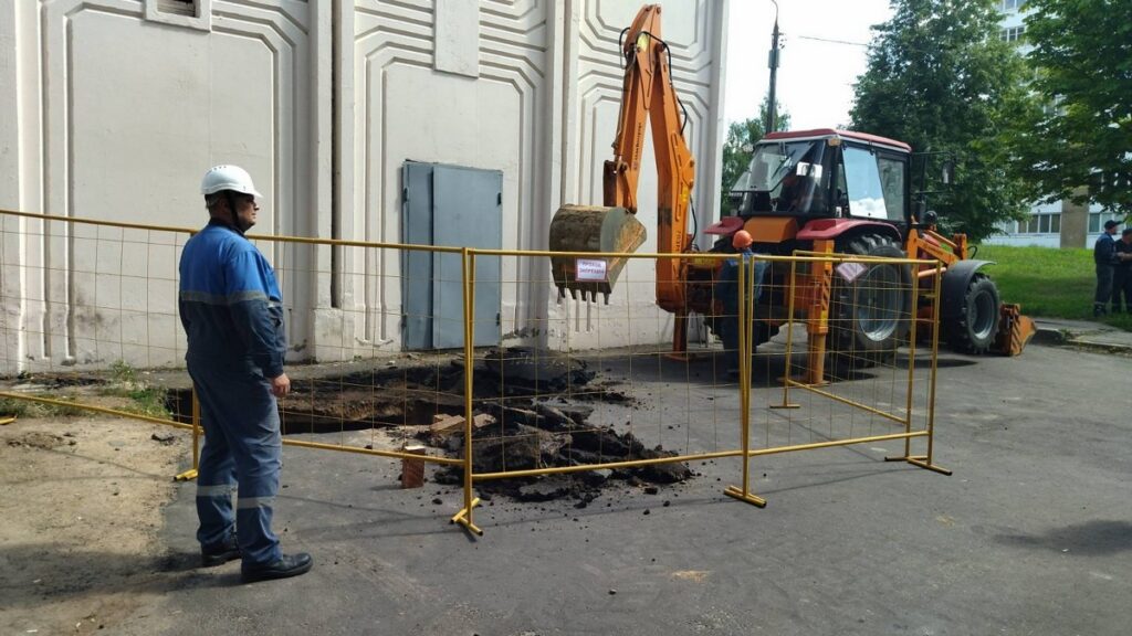 В Минске авария на теплосети оставила без горячей воды десятки домов и соцобъектов