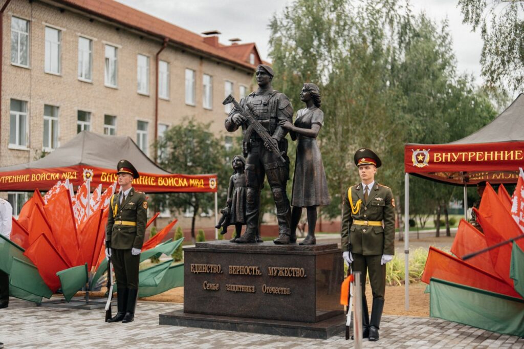 Памятник спецназовцу открыт в воинской части в Околице