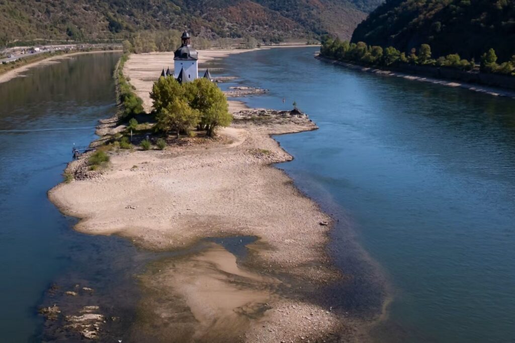 Судоходство на Рейне в Германии почти остановлено – уровень воды спускался до 6 см