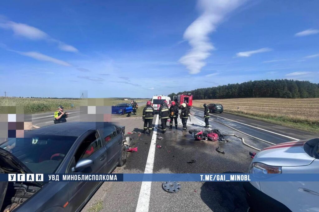 В Смолевичском районе мотоциклист попал в больницу после столкновения с Opel