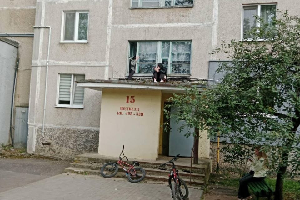 Личности девушек, распивающих пиво на козырьке в Борисове установлены