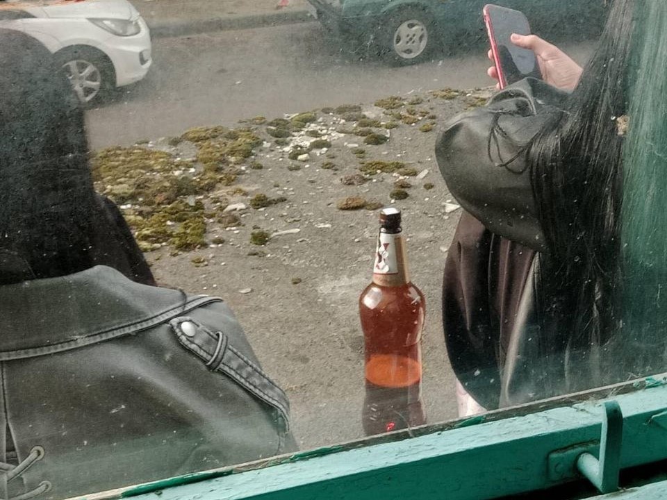 Борисовские подростки устроили пивную на козырьке многоэтажки