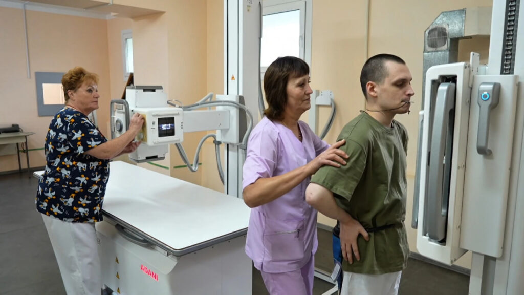 Вернувшиеся из плена российские военные поблагодарили Лукашенко и медиков Беларуси