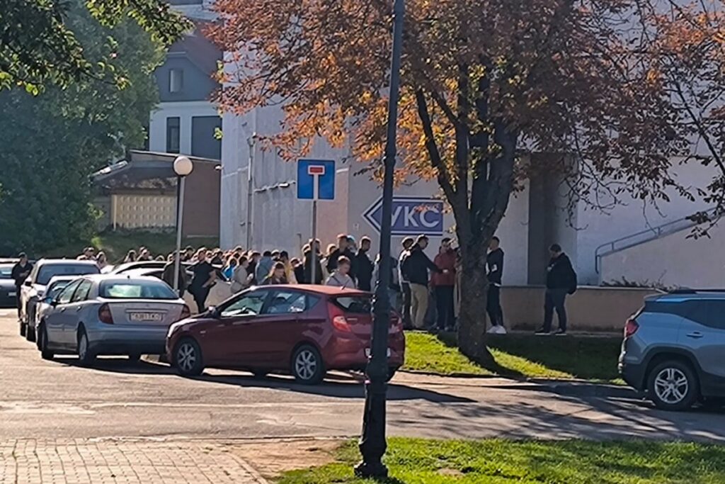 Минчане ринулись за квартирами у метро – очередь у УКС начала формироваться еще вечером
