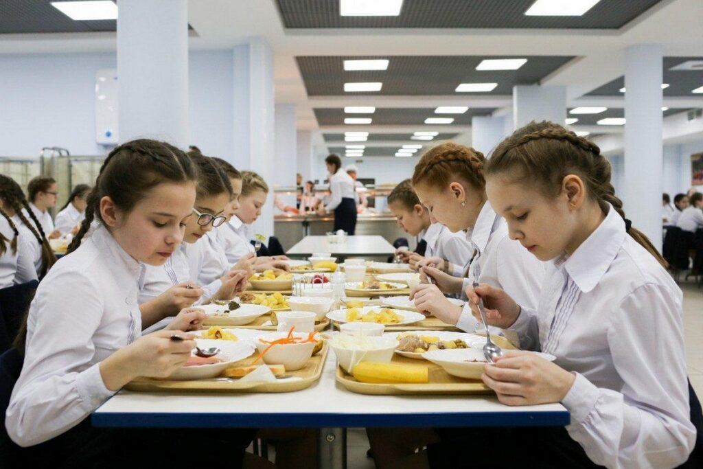 Можно ли белорусским школьникам отказаться от питания в столовой и есть дома