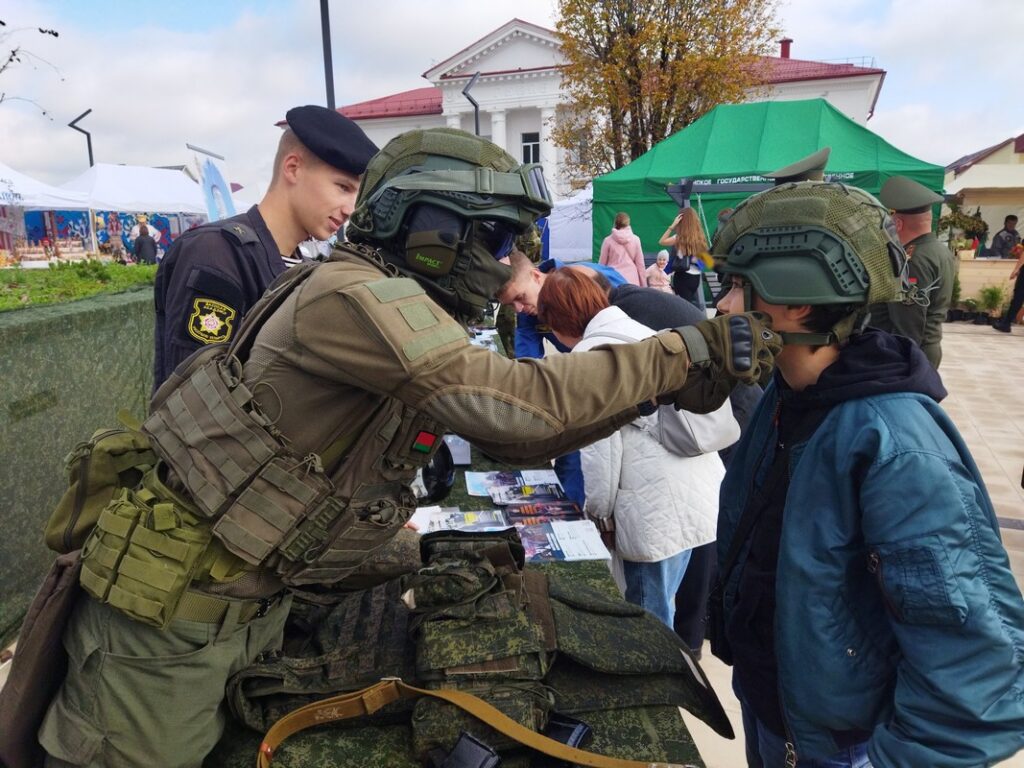 Будущим призывникам показали оружие и экипировку – что происходило на «Дажынках»
