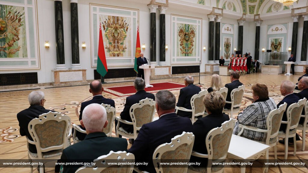 Лукашенко вручил госнаграды заслуженным деятелям различных сфер в преддверии 17 сентября