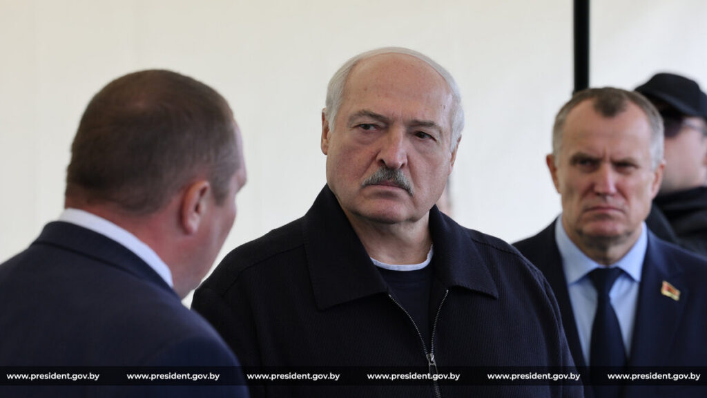 Лукашенко начал поездку в Шкловский район с жесткой критики