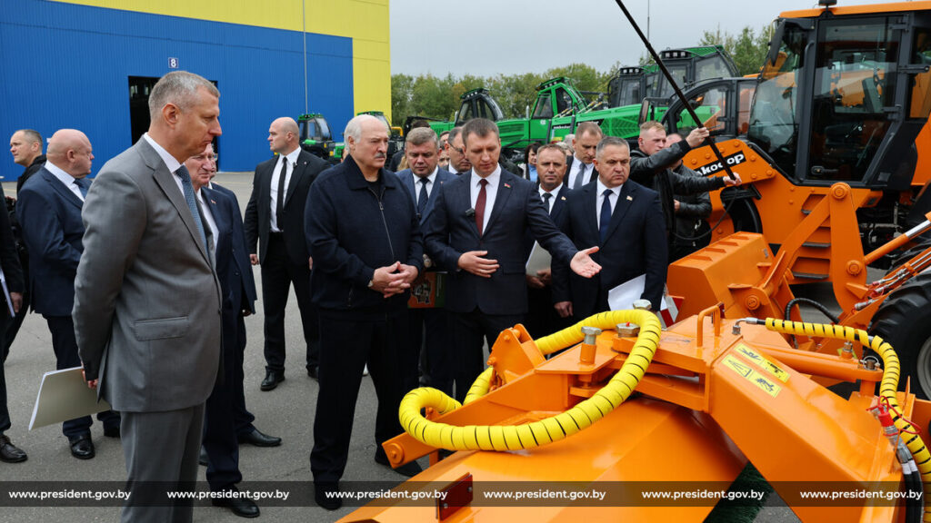 Лукашенко оценил производство харвестеров и форвардеров на «АМКОДОР-ЛЕСМАШ» в Логойском районе
