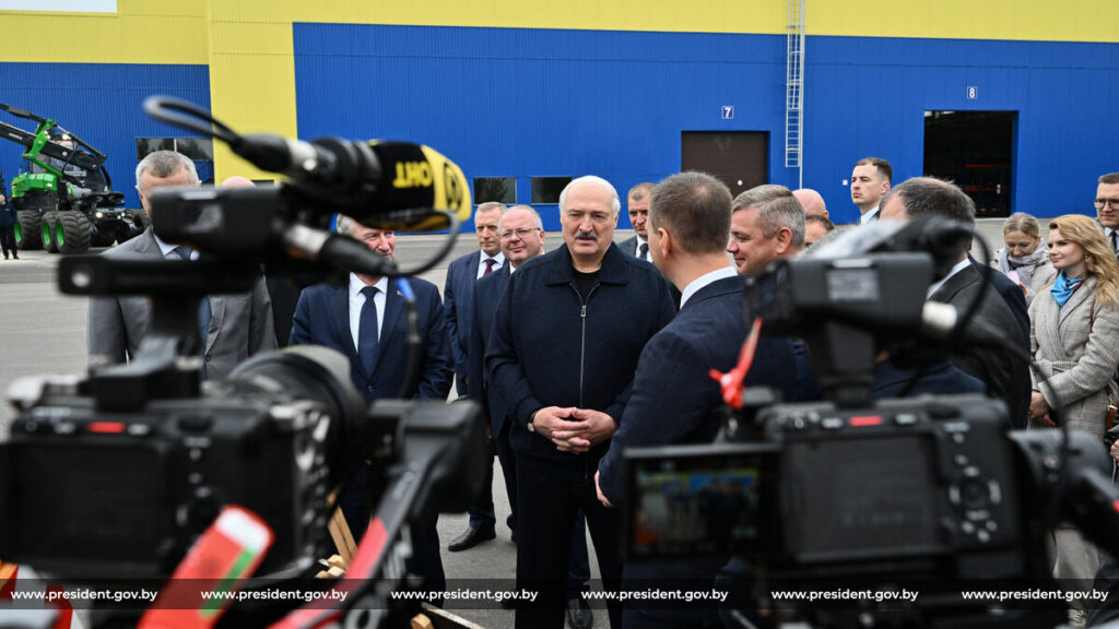 Лукашенко объяснил, почему крупными объединенными хозяйствами сложно управлять