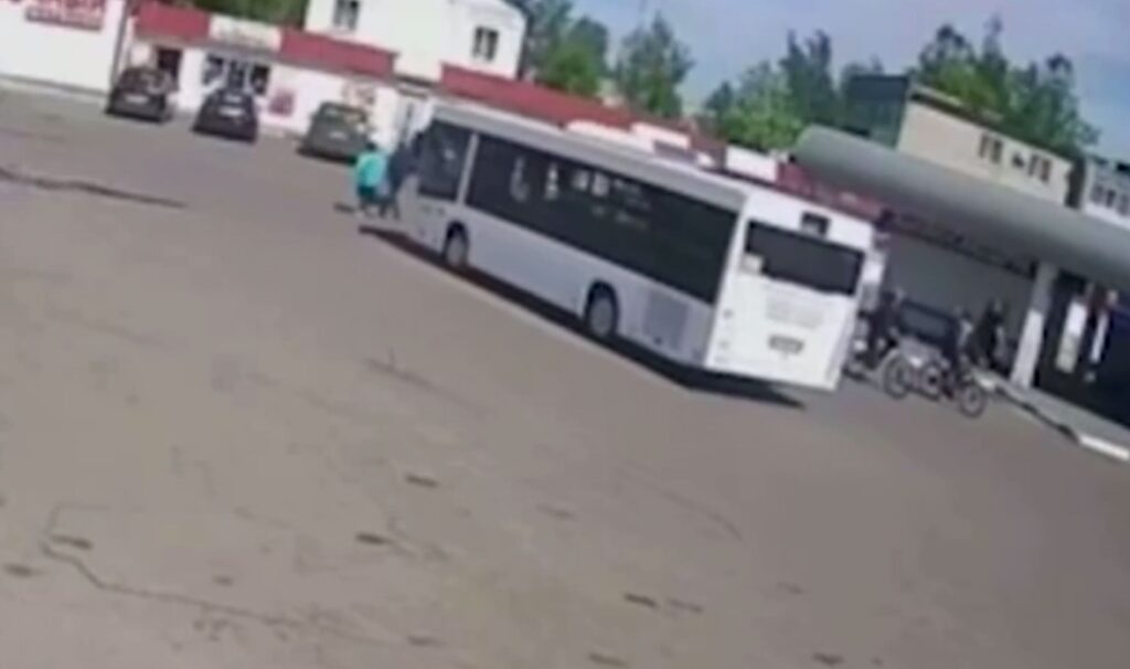 Автобус покатился, погибли два человека – суд вынес приговор водителю в Чаусах