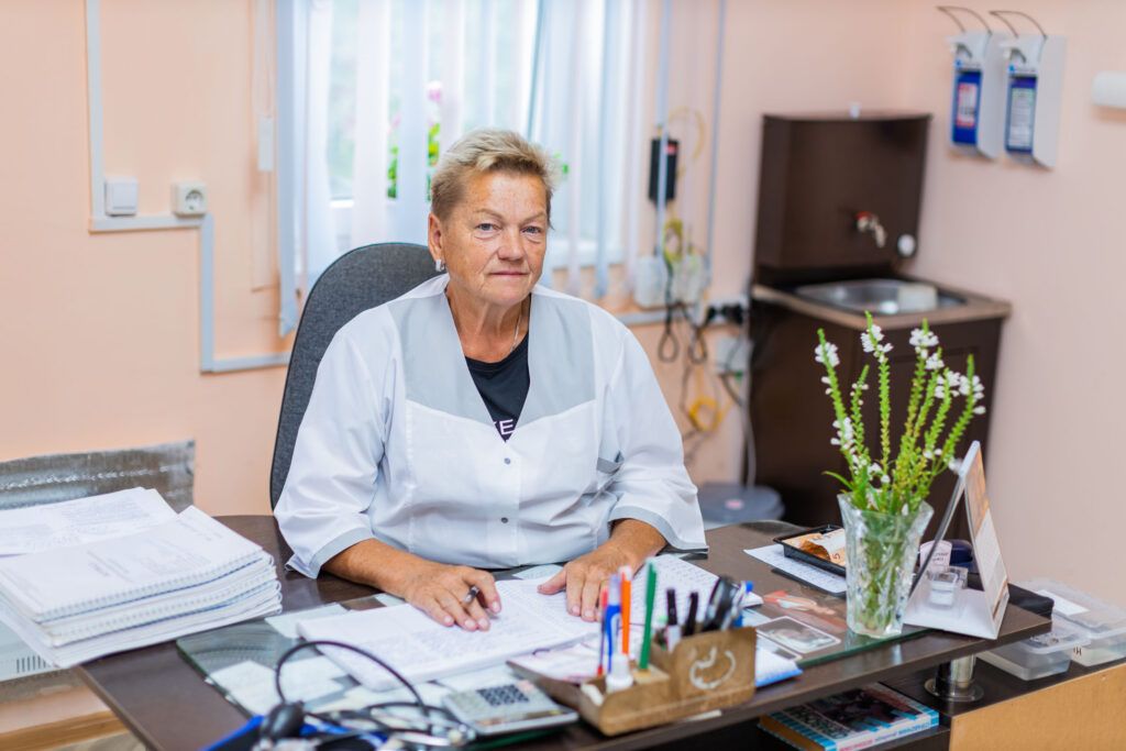 20 километров на велосипеде, ночные вызовы и роды в машине – история фельдшера из Любячей