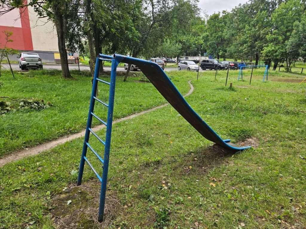 Жители жаловались на двор возле рынка в Молодечно – что сделали на детской площадке