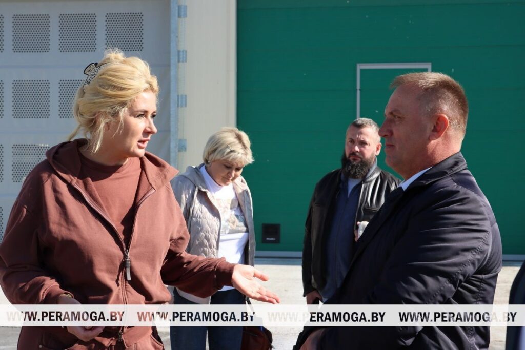 Помощник Президента в Вилейском районе проверил темпы строительства фермы и подготовку к зиме