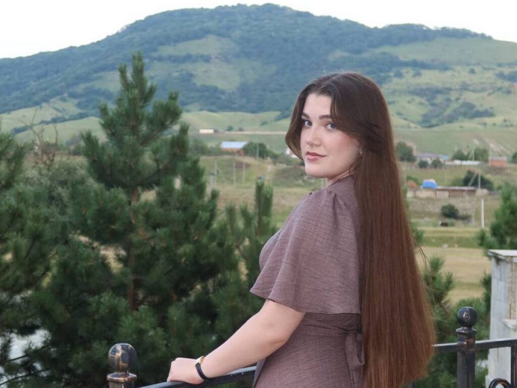 Девушка с двумя родинами рассказала, почему на Кавказе скупают белорусскую молочку