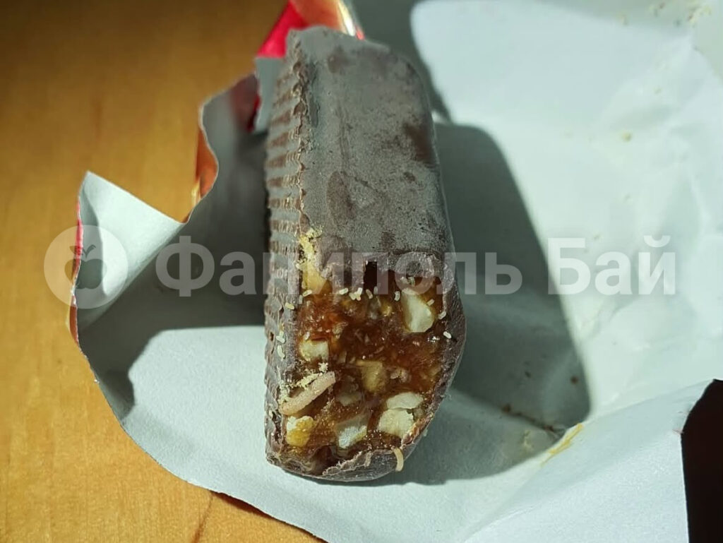 Жительница Фаниполя купила конфеты на развес и обнаружила в них личинки – что ответила «Коммунарка»