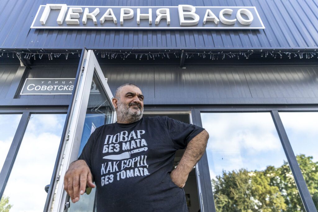 70 кг сыра за смену, пицца и хачапури. Чем удивляет грузинский пекарь из Заславля