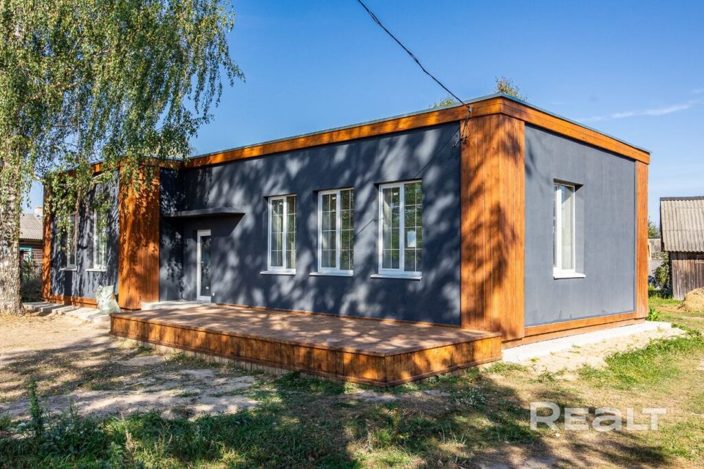Три спальни в 33 квадратах? Под Березино продают дом-куб за 82 тысячи рублей