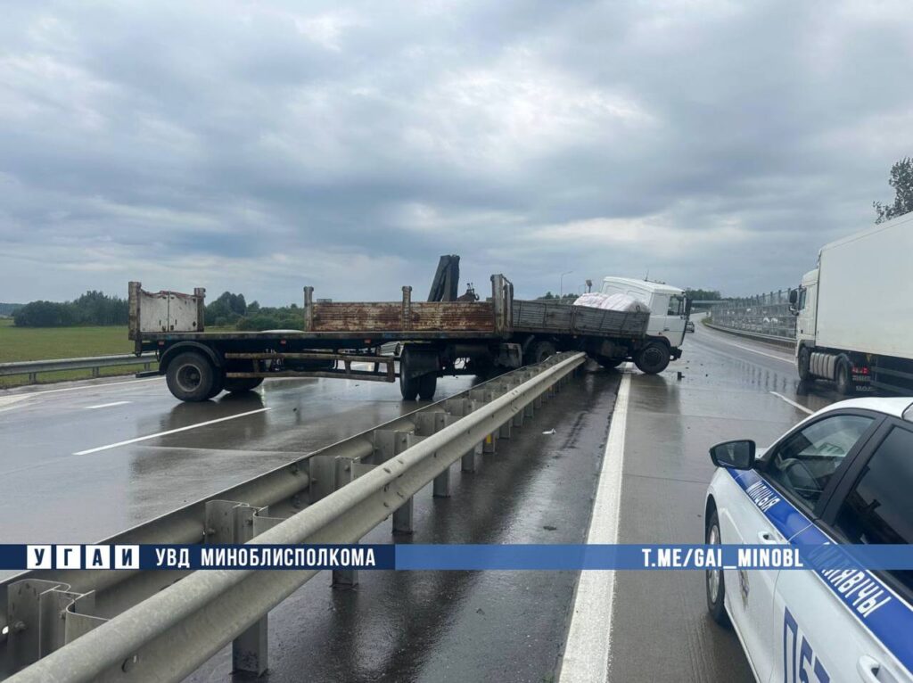 В Смолевичском районе водитель МАЗа с прицепом смяла металлический барьер