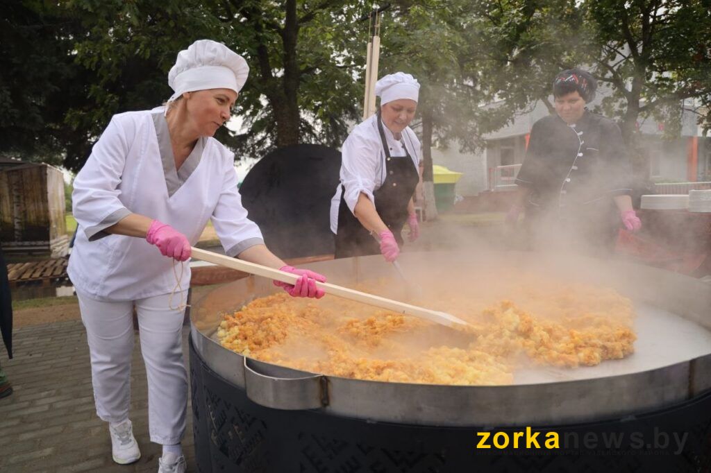 В Дещенке на гигантской сковороде пожарили 150 кг картошки и кг мяса