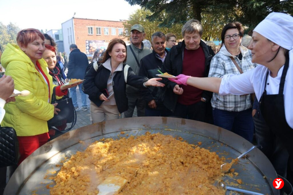 В Дещенке на гигантской сковороде пожарили 150 кг картошки и 20 кг мяса