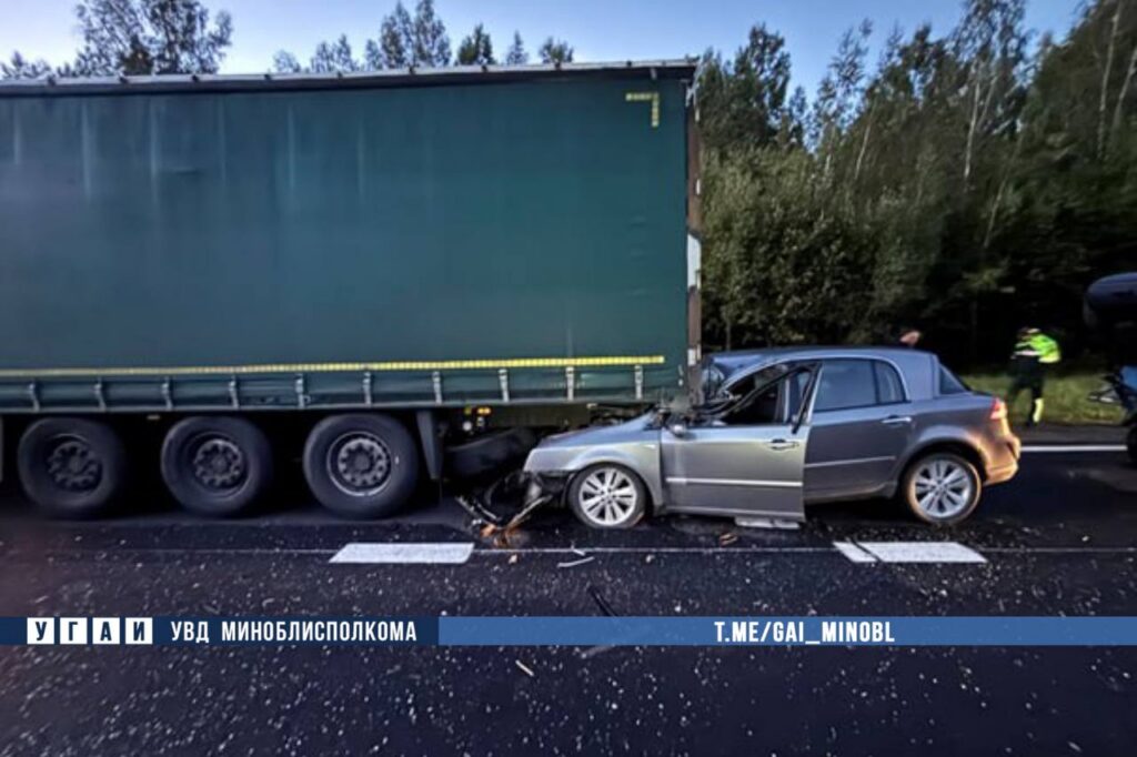 На М-1 в Крупском районе Renault с прицепом врезался в Scania – один человек в больнице