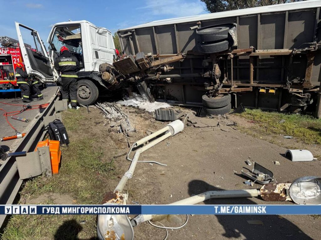Водителю стало плохо за рулем – на МКАД грузовик врезался в ограждение, мужчина умер