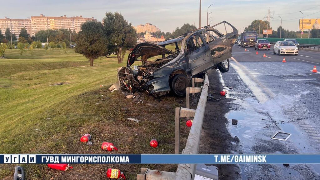 На МКАД загорелся Fiat после столкновения с двумя автомобилями и наезда на мачту