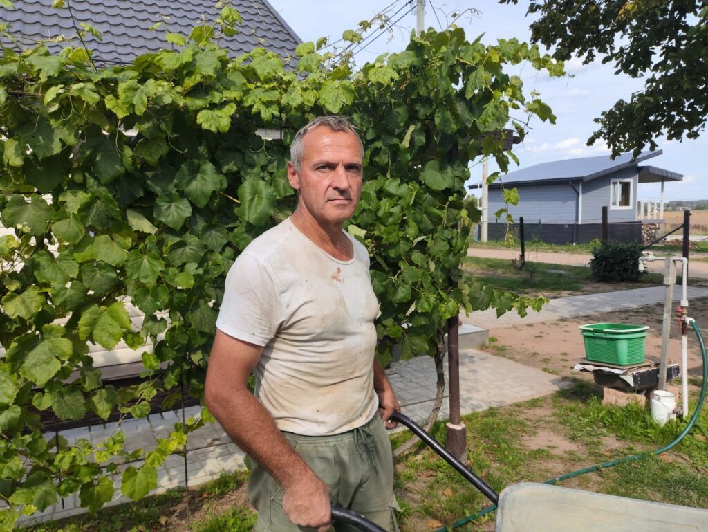 Тишина, яблони и печка – почему минчанин решил зимовать в деревне под Борисовом