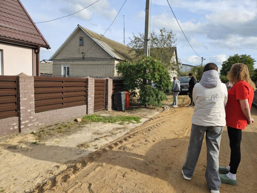 Житель Молодечно забил тревогу из-за уровня новой дороги возле дома