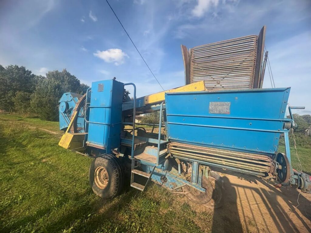 Под Вороново мужчина погиб при уборке картофеля – одежду затянуло в механизм комбайна