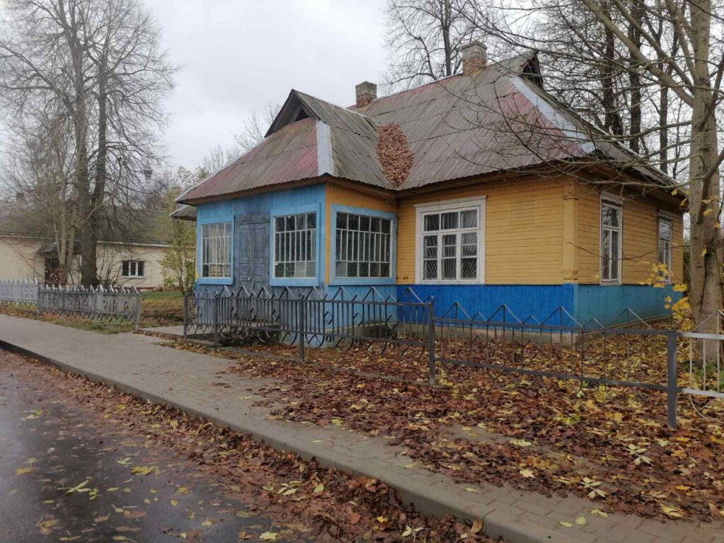 Дом с историей в Городке. Что на самом деле продают за 75 550 рублей