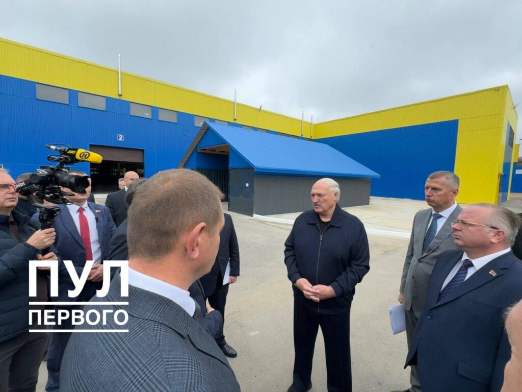 Лукашенко оценил производство харвестеров и форвардеров на «АМКОДОР-ЛЕСМАШ» в Логойском районе