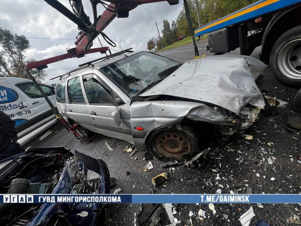 В Минске водитель Ford не уступил дорогу Peugeot: пострадала 12-летняя девочка