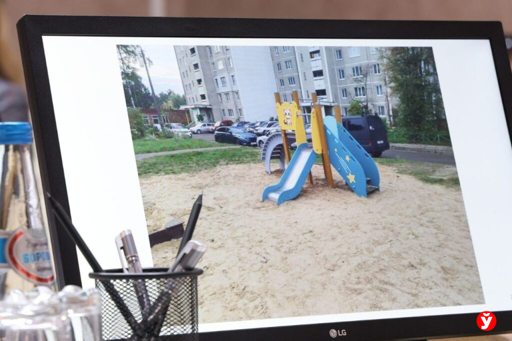 Многодетная из Борисова пожаловалась на качество детской площадки – горку поставили прямо на камни