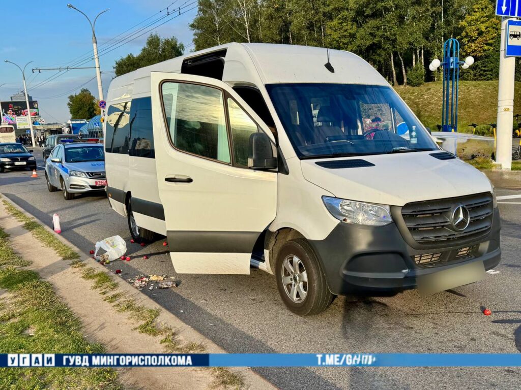 В Минске пешеход попала под колеса микроавтобуса – она переходила дорогу в неположенном месте