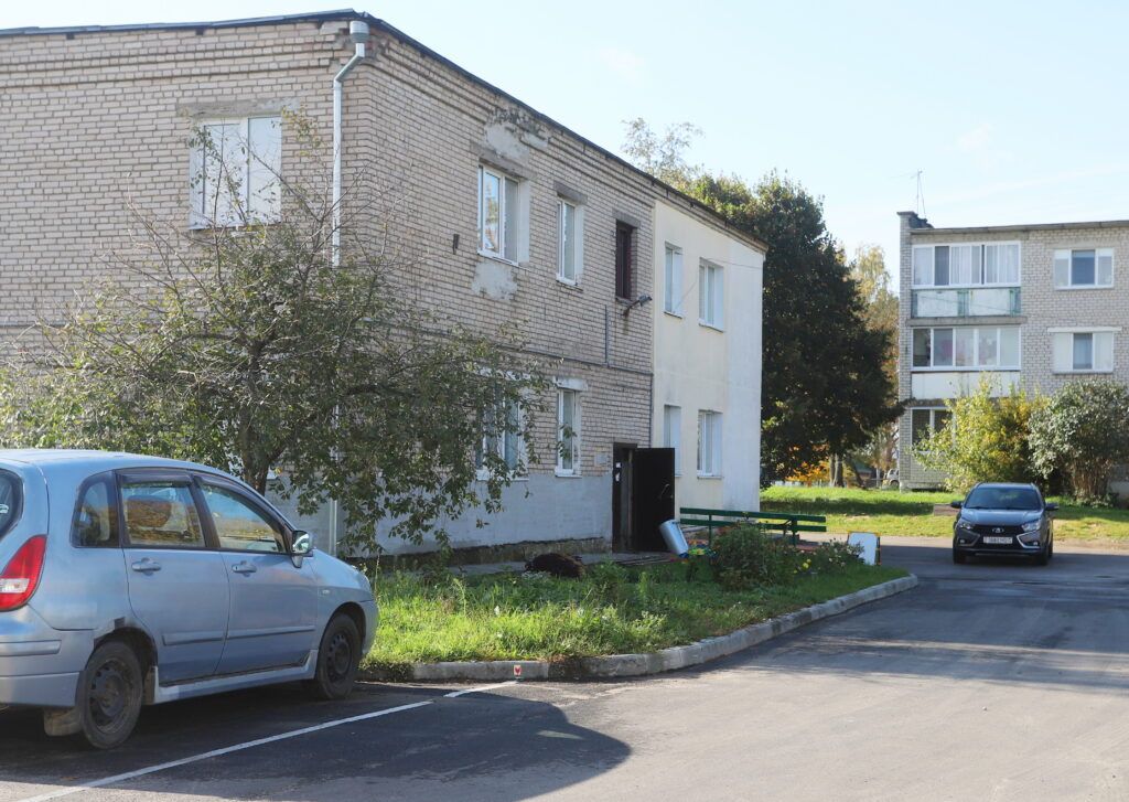В доме в Смолевичах нет туалетов, а подъезд без ремонта. Разобрались, кто должен навести порядок