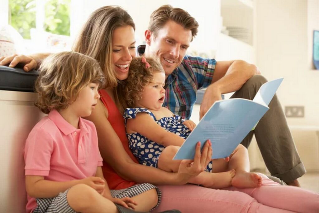 Работающим родителям в Беларуси положены дополнительные выходные и выплаты. Кто может их получить?